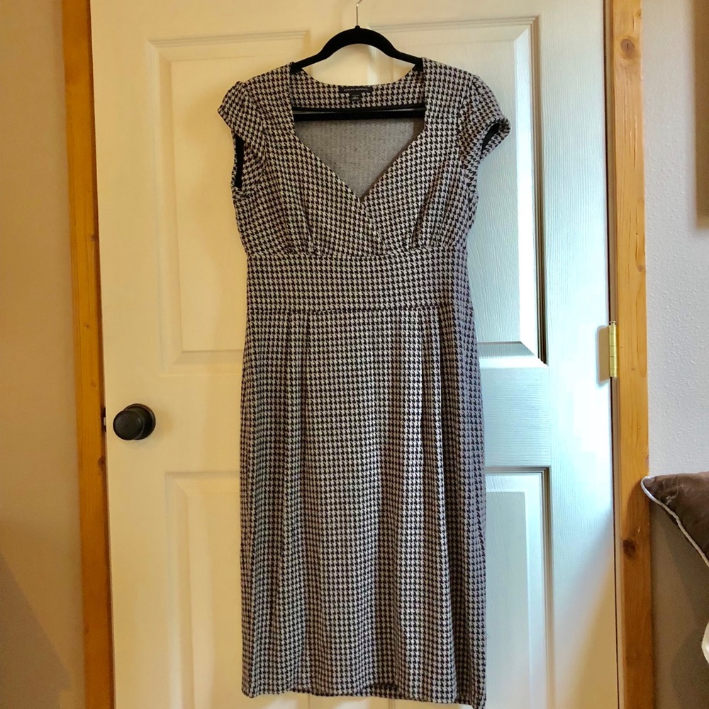 Banana Republic houndstooth work-ready black and gray stretch knit dress
